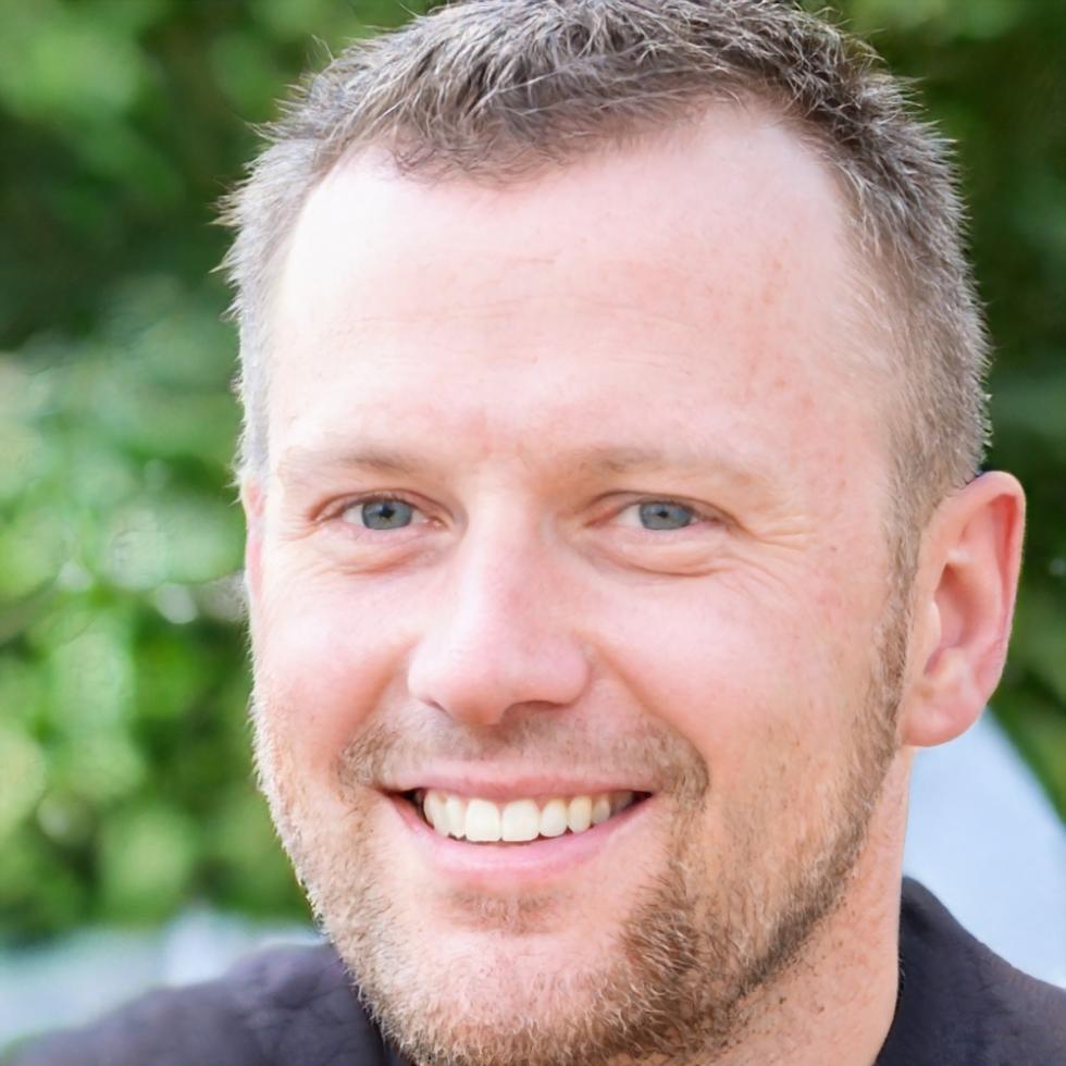 Professionnel vérifiant la sécurité des transactions